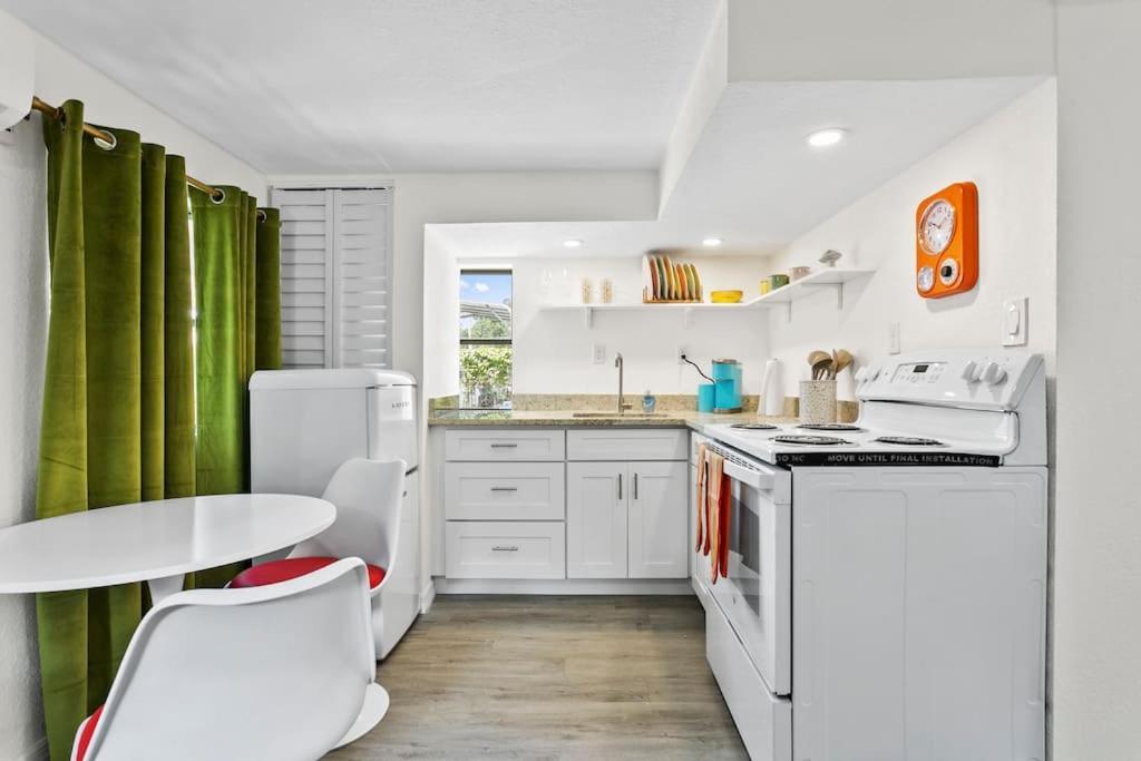 That 70'S Themed Apt Close To Coffee, Food + Shops Tampa Exteriör bild
