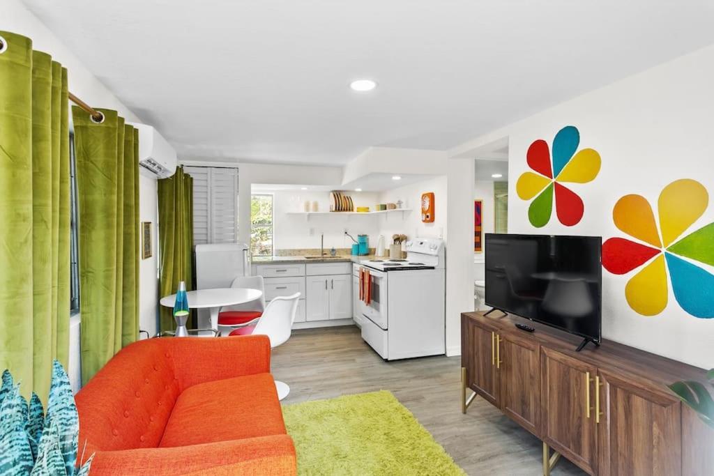 That 70'S Themed Apt Close To Coffee, Food + Shops Tampa Exteriör bild