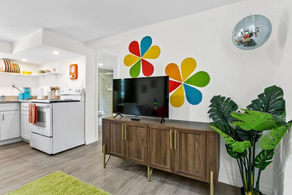 That 70'S Themed Apt Close To Coffee, Food + Shops Tampa Exteriör bild