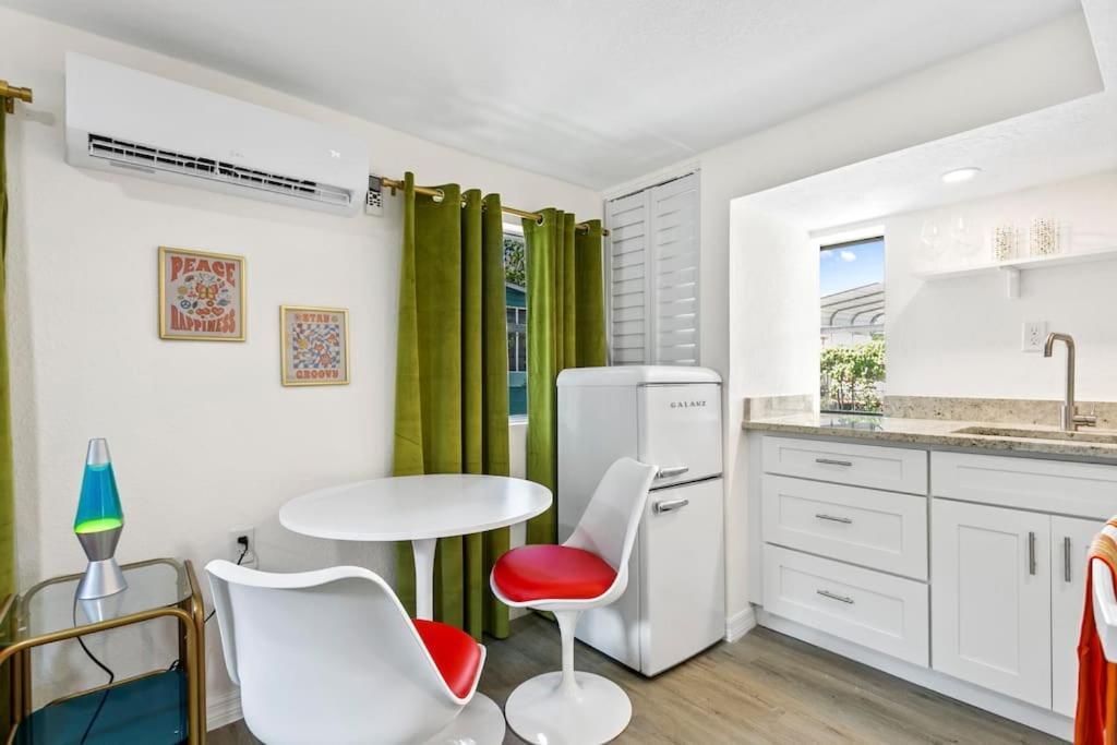 That 70'S Themed Apt Close To Coffee, Food + Shops Tampa Exteriör bild